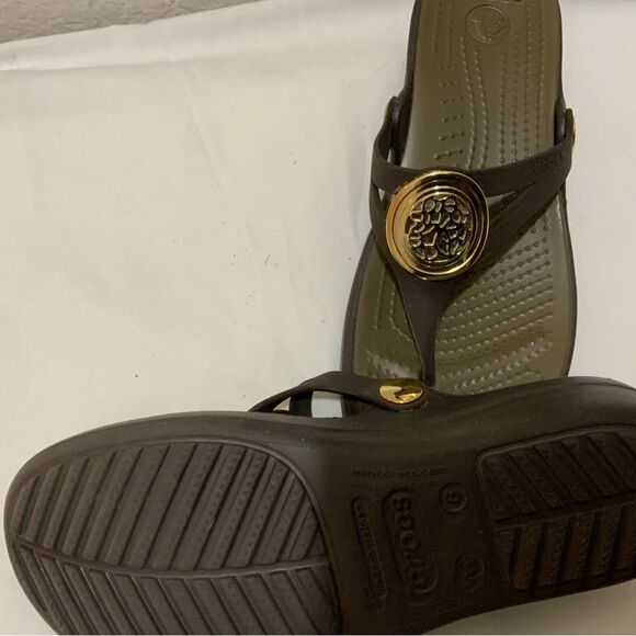 Crocs Women’s Brown Sanrah Gold Wedge Sandals Size 6 - Picture 5 of 8